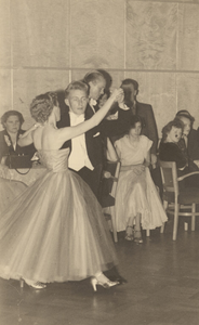 878023 Afbeelding van het danspaar Bep Jacobs en Adriaan Pauw, afkomstig uit Wijk C, uitkomend voor dansschool D. van ...